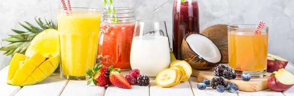 Urval av färgglada smoothies i glas med ingredienser — Stockfoto