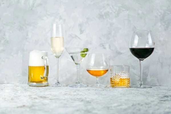 Urval av alkoholhaltiga drycker – öl, vin, martini, champagne, cogniac, whiskey — Stockfoto