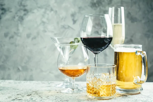 Sélection de boissons alcoolisées - bière, vin, martini, champagne, cogniac, whisky — Photo