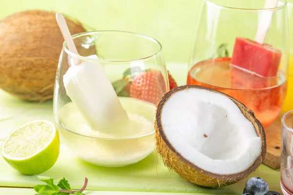 Selección de coloridos pops de hielo e ingredientes sobre fondo de madera verde —  Fotos de Stock