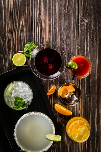 Selezione di cocktail classici cosmopolita, mojito, sanguinosa Mary, vecchio stile, margarita, aperol — Foto Stock