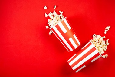 Film gece kavramı-pop Mısır, Gözlük, parlak kırmızı arka plan