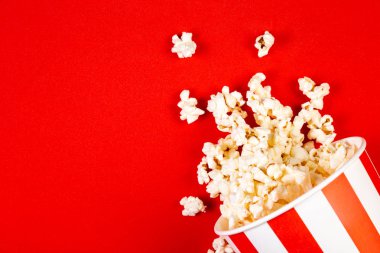 Film gece kavramı-pop Mısır, Gözlük, parlak kırmızı arka plan