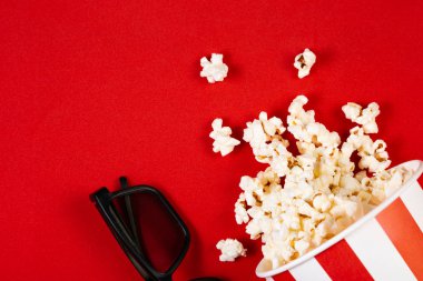 Film gece kavramı-pop Mısır, Gözlük, parlak kırmızı arka plan