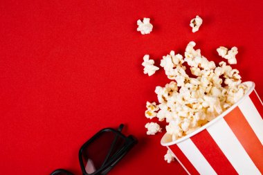 Film gece kavramı-pop Mısır, Gözlük, parlak kırmızı arka plan