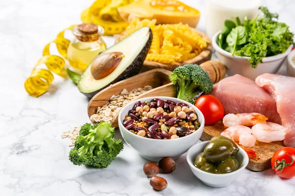 Концепция средиземноморской диеты - мясо, рыба, фрукты и овощи — стоковое фото