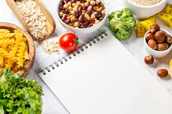 Conceito de dieta mediterrânica - carne, peixe, frutas e legumes — Fotografia de Stock