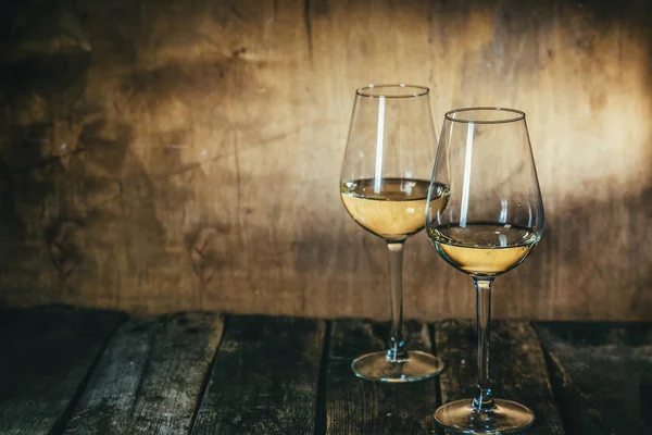 Vinho branco em copos no fundo rústico — Fotografia de Stock