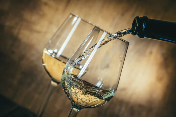Vin blanc dans des verres sur fond rustique — Photo