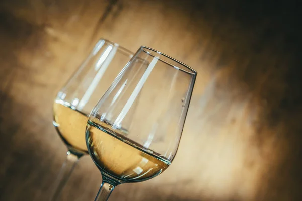 Białe wino w kieliszkach na rustykalnym tle — Zdjęcie stockowe