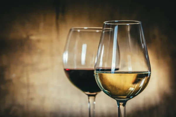 Червоно-біле вино в окулярах на сільському фоні — стокове фото