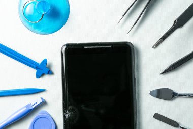 Onarım, servis konsepti için araçları ile Kırık telefon
