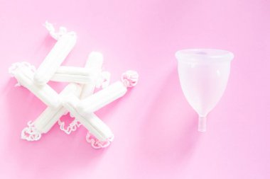 Sıfır atık kavramı - adet bardağı tamponlara ve geleneksel kadın hijyenine alternatif olarak, pembe arka plan
