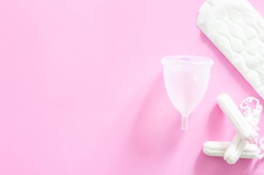 Sıfır atık kavramı - adet bardağı tamponlara ve geleneksel kadın hijyenine alternatif olarak, pembe arka plan
