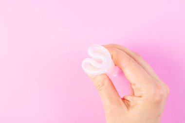 Sıfır atık kavramı - adet kupası pembe arka planda