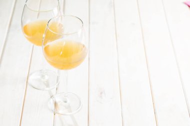 Bardakta portakal şarabı. Gıda trendi. Rustik arka plan