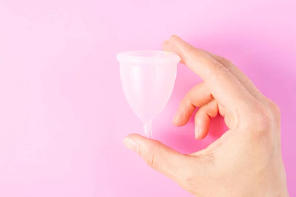 Concepto de cero residuos - copa menstrual sobre fondo rosa — Foto de Stock