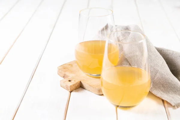 Orange wine in glasses. Food trend. Rustic background — Stock Photo, Image