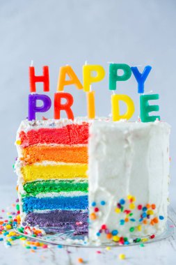 Mutlu gurur günü - gökkuşağı katmanlı mumlar ile pasta. Hoşgörü ve eşitlik lgbt topluluğu, aynı eşcinsel evlilik için