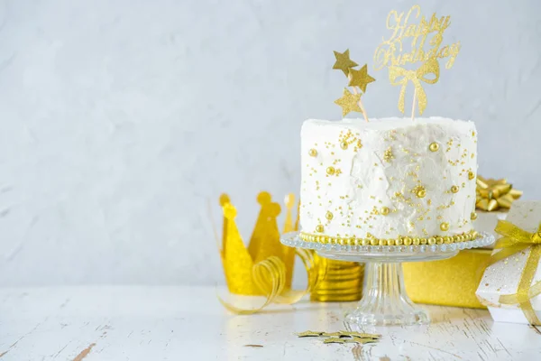 Golden födelsedag koncept - kaka, presenterar, dekorationer — Stockfoto