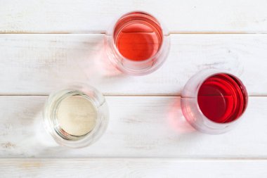 Şarap tatma konsepti - gözlüklü kırmızı, gül ve beyaz şarap