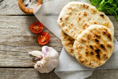 Rustik ahşap arka plan üzerinde geleneksel pide ekmek