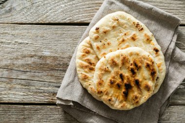Rustik ahşap arka plan üzerinde geleneksel pide ekmek