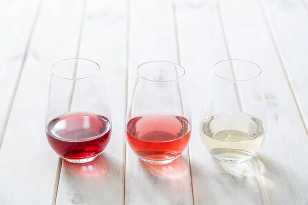 Концепція дегустації WIne - червоне, трояндове та біле вино в окулярах — стокове фото