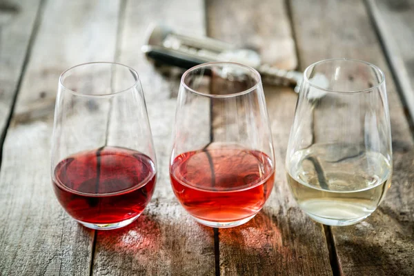 Şarap tatma konsepti - gözlüklü kırmızı, gül ve beyaz şarap — Stok fotoğraf