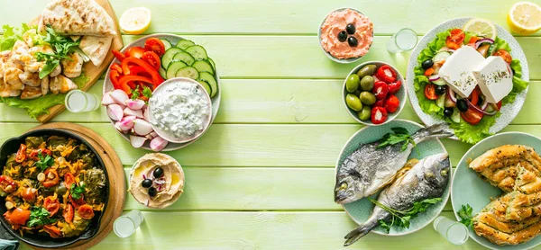 Válogatás a hagyományos görög ételek-saláta, meze, Pie, hal, Tzatziki, Dolma a fa háttér — Stock Fotó