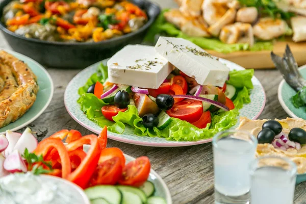 Selectie van traditionele Griekse gerechten-salade, Meze, Pie, vis, tzatziki, Dolma — Stockfoto