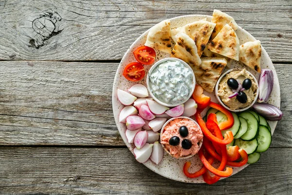 Válogatás a hagyományos görög ételek-saláta, meze, Pie, hal, Tzatziki, Dolma a fa háttér — Stock Fotó