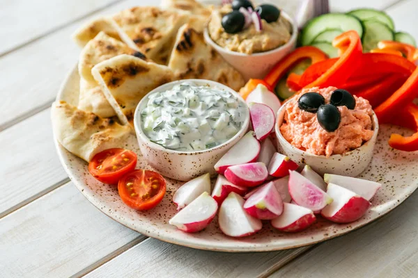 Válogatás a hagyományos görög ételek-saláta, meze, Pie, hal, Tzatziki, Dolma a fa háttér — Stock Fotó