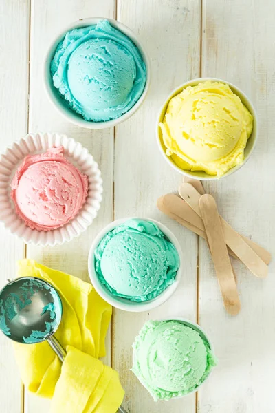 Пастельное мороженое в белых мисках — стоковое фото
