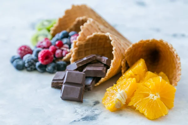 Conceito de dieta saudável - frutas e bagas congeladas em cones de sorvete em fundo rústico — Fotografia de Stock