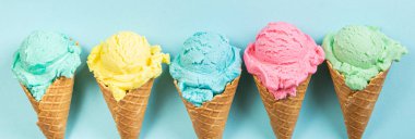 Pastel dondurma ve waffle külahı.