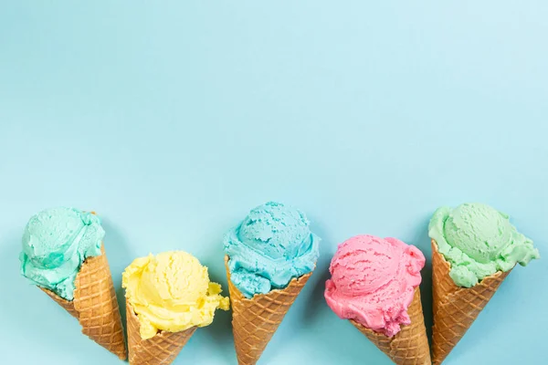Пастельное мороженое в вафельных рожках — стоковое фото