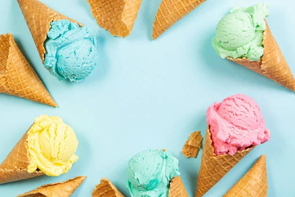 Пастельне морозиво у вафельних конусах — стокове фото