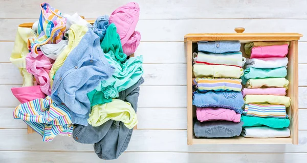 Marie Kondo datilografando conceito de método - antes e depois de gaveta de roupas para crianças — Fotografia de Stock