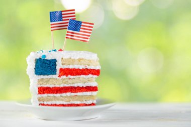 Amerikan ulusal bayramı konsepti - 4 Temmuz, Anma Günü, İşçi Bayramı. Amerikan bayrağı renginde katmanlı pasta.