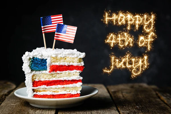 Amerykańska koncepcja świąt narodowych - 4 lipca, Dzień Pamięci, Dzień Pracy. Warstwowe ciasto spounge w kolorach flagi USA — Zdjęcie stockowe