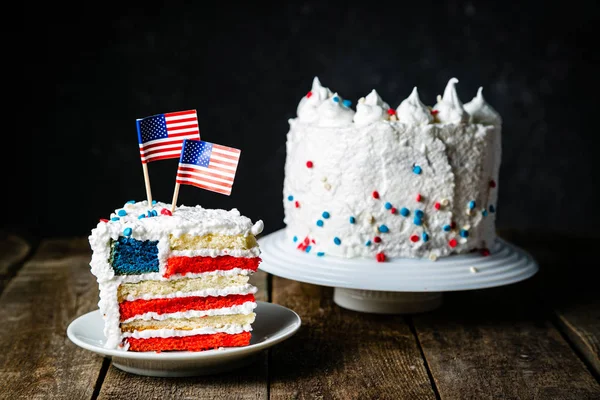 Concepto de feriados nacionales americanos - 4 de julio, Día de los Caídos, Día del Trabajo. Pastel spounge en capas en colores de la bandera de EE.UU. —  Fotos de Stock