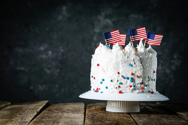 Concepto de feriados nacionales americanos - 4 de julio, Día de los Caídos, Día del Trabajo. Pastel spounge en capas en colores de la bandera de EE.UU. —  Fotos de Stock