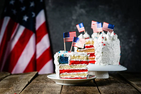 American national holidays concept - 4th of July, Memorial Day, Labour Day. Layered spounge cake in USA flag colours — Stock Photo, Image