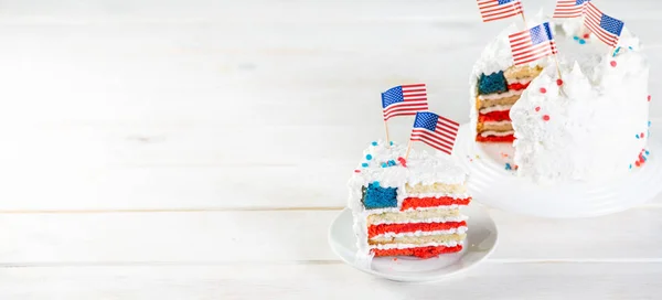 Amerikaanse nationale feestdagen concept - 4 juli, Memorial Day, Dag van de Arbeid. Gelaagde spounge cake in USA vlag kleuren — Stockfoto