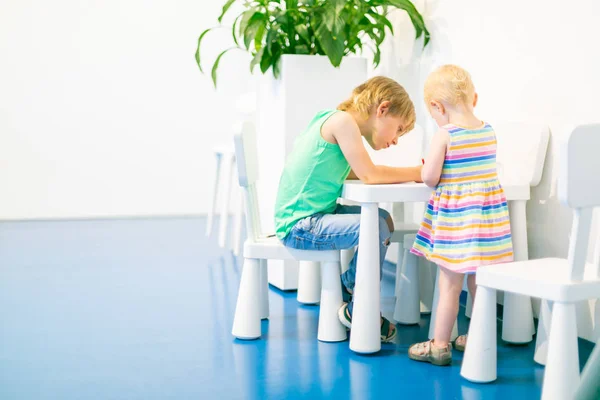 Çocuklar oyun ve çizim çocuklar masa, aktivite köşesi — Stok fotoğraf