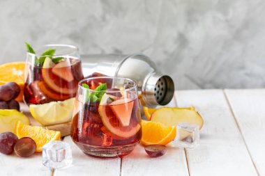Sangria ve bardaktaki malzemeler ahşap arka planda.