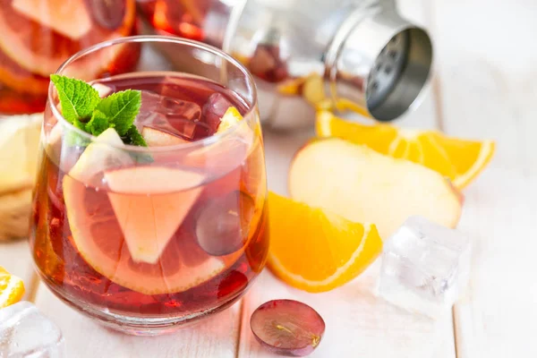 Sangria és összetevők a szemüveg fa háttér — Stock Fotó