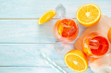 Aperol ve malzemeler ahşap arka planda içerler.