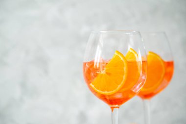 Aperol ve malzemeler ahşap arka planda içerler.